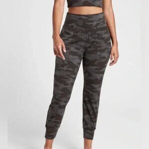 Athleta Salutation Jogger in Camo - Size XS - 27" inseam leggings with pockets